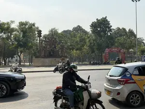 CÔNG AN NHÂN DÂN VÌ DÂN PHỤC VỤ。ỦY BAN NHÂN DÂN QUẬN HAI BÀ TRƯNG。CHỢ HOA 2025。Chúc Mừng Năm Mới。Grab。Shopee。HONDA。0982 32 32 32。2059。Gtt. St. vn。G TAXI。30A-176.15。20.000。14.000。11.500。（日本語訳）。人民公安は人民のために奉仕する。ハイバーチュン区人民委員会。2025年花市。新年あけましておめでとうございます。Grab。Shopee。ホンダ。0982 32 32 32。2059。Gtt. St. vn。Gタクシー。30A-176.15。20.000。14.000。11.500