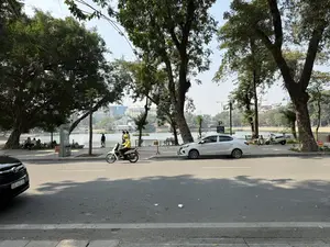 30E-649.38。P。ĐIỂM ĐỖ XE CỨU HỎA。CẤM DỪNG, ĐỖ XE TRÊN VỈA HÈ, LÒNG ĐƯỜNG。KHU VỰC BẢO VỆ。CẤM ĐỖ XE Ở ĐÂY。（日本語訳）。30E-649.38。P。消防車駐車地点。歩道・車道上での停車・駐車禁止。保護区域。ここに駐車禁止