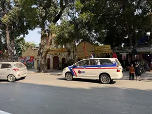 KÍNH MỪNG ĐẠI LỄ PHẬT ĐẢN。GIÁO HỘI PHẬT GIÁO VIỆT NAM。CHÙA PHÁP HOA。ĐC: SỐ 33 PHỐ TRẦN BÌNH TRỌNG - PHƯỜNG NGUYỄN DU - QUẬN HAI BÀ TRƯNG - TP. HÀ NỘI。ĐẠO PHÁP - DÂN TỘC。G7 TAXI。CHUẨN TAXI CHÍNH THỐNG。024.32 32 32 32。1499。30E 688.12。33。SỬA CHỮA GIÀY DÉP。0977 550 1。（日本語訳）。仏誕大祭を謹んでお祝い申し上げます。ベトナム仏教教会。法華寺。住所：ハノイ市ハイバーチュン区グエンズー坊チャンビンチョン通り33番地。道法 - 民族。G7タクシー。正統派タクシーの標準。024.32 32 32 32。1499。30E 688.12。33。靴修理。0977 550 1