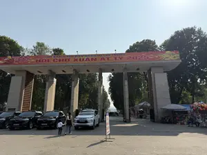 UỶ BAN NHÂN DÂN QUẬN HAI BÀ TRƯNG。HỘI CHỢ XUÂN ẤT TỴ 2025。CÔNG VIÊN THỐNG NHẤT。（日本語訳）。ハイバーチュン区人民委員会。2025年乙巳（きのえとみ）春市。統一公園