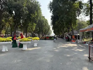 ỦY BAN NHÂN DÂN QUẬN HAI BÀ TRƯNG HỘI CHỢ XUÂN ẤT TÝ 202 NVT。（日本語訳）。ハイバーチュン区人民委員会 アッティー 202 NVT 春季フェア