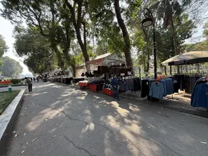 HỘI CHỢ XUÂN ẤT TỴ 2025。TỐT - ĐỘC QUYỀN。Ô QUANG CHIẾN。Dt/Zalo: 036 430 1038。150.000。ÁO GIÓ。100.000。120.000。（日本語訳）。2025年乙巳年 春の市。良質 - 独占。オー・クアン・チエン。電話/Zalo: 036 430 1038。150,000。ウィンドブレーカー。100,000。120,000