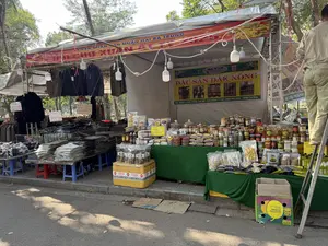 UỶ BAN NHÂN DÂN QUẬN HAI BÀ TRƯNG。HỘI CHỢ XUÂN ẤT TỴ 2025。ĐẶC SẢN ĐẮK NÔNG。HA VAN。CASHEW NUTS。GOOD FOR YOUR HEALTH。OCOP。ĐC: THÔN 2, TÂM THẮNG, CƯ JÚT, ĐẮK NÔNG。ĐT: 0935 952 858 - 0385 211 544。TẠI XUẤT KHẨU 50.000Đ。Quần kaki chất Vải CO DÃN 300.000 đ/cái Bán Đúng Giá Cả。Quần thô Quảng Châu Chất ĐẸP Hạ GIÁ 250.000 đ/cái。HẠT ĐIỀU RANG CỦI ĐẶC BIỆT 240.000 đồng/kg。Tiêu Xanh Đăk Nôm。NƯỚC SẢ LAU SÀN 40.000。（日本語訳）。ハイバーチュン区人民委員会。2025年乙巳（きのえとみ）春の市。ダクノン省特産品。ハ・ヴァン。カシューナッツ。あなたの健康に良い。OCOP。住所：ダクノン省クージュッ県タムタン社第2村。電話：0935 952 858 - 0385 211 544。輸出用 50,000ドン。ストレッチ素材カーキパンツ 1着300,000ドン 定価販売。広州製高品質粗布パンツ 値下げ 1着250,000ドン。特別な薪ローストカシューナッツ 240,000ドン/kg。ダクノン産グリーンペッパー。レモングラス床用洗剤 40,000