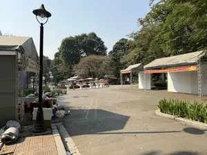 TIỆM BÁNH DÂN GIAN NAM BỘ。ỦY BAN NHÂN DÂN QUẬN HAI BÀ TRƯNG。HỘI CHỢ XUÂN ẤT TỴ 2025。（日本語訳）。南部伝統菓子店。ハイバーチュン区人民委員会。2025年乙巳 春の市