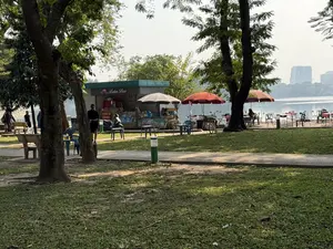 Lotus Box。BANH MY TRỪNG NGẢI C。Celano。DOCTA。0967 380 234。0967 388 234。（日本語訳）。ロータスボックス。ヨモギと卵のバインミー。セラノ。ドクタ。0967 380 234。0967 388 234