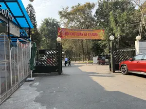 UỶ BAN NHÂN DÂN QUẬN HAI BÀ TRƯNG。HỘI CHỢ XUÂN ẤT TỴ 2025。từ ngày 9/01 đến ngày 16/01 và ngày 17/01 đến ngày 26/01。CÔNG。CẤM。（日本語訳）。ハイバーチュン区人民委員会。2025年乙巳（きのとみ）春節フェア。1月9日から1月16日まで、および1月17日から1月26日まで。門。禁止