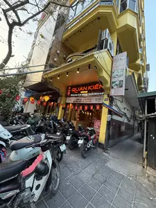 QUÁN KIẾN SINCE 2010。100 TUỆ TĨNH, HAI BÀ TRƯNG HN。HOTLINE: 0912 96 94 97。QUÁN KIẾN PHỐ LÀNG。KIẾN PHỞ GÀ 32.000Đ。XÔI XÉO GÀ 25.000Đ。THỜI GIAN MỞ CỬA 6H30 - 14H00。100 CAFÉ CƠM VĂN PHÒNG BÚN CHẢ。ĐI VÀO TRONG NGÕ 10 M。LẨU BÒ H'MÔNG。CHÚC MỪNG NĂM SAM。EX 29-T3 384.45。18-B2 784.58。18-N1 025.25。HONDA DREAM。ALLY。（日本語訳）。クアン・キエン 2010年創業。ハノイ市ハイバーチュン区トゥエティン通り100番地。ホットライン: 0912 96 94 97。クアン・キエン 町と村。キエンの鶏肉フォー 32,000ドン。鶏肉入りソイセオ 25,000ドン。営業時間 6時30分 - 14時00分。100番地 カフェ オフィスランチ ブンチャー。路地を10m入る。モン族の牛鍋。サム年おめでとう。EX 29-T3 384.45。18-B2 784.58。18-N1 025.25。ホンダ・ドリーム。アリー