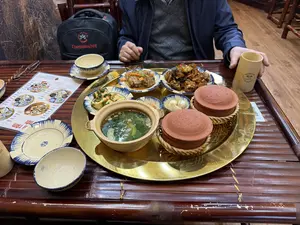 Thegioiso365。Gọi thêm。Mâm cơm cá trắm kho 129k。Mâm cơm sườn xào chua ngọt 99k。NỘI TÂM。Mâm cơm thịt kho tàu 139k。Mâm cơm thịt rang cháy cạnh 119k。Mâm cơm gà rang 99k。NHÀ HÀNG NIÊU VÀNG。Vị quê。（日本語訳）。Thegioiso365。追加注文。草魚の煮込み定食 129k。スペアリブの甘酢炒め定食 99k。内心。豚肉の角煮定食 139k。豚肉の焦がし炒め定食 119k。鶏肉の炒め物定食 99k。ニエウ・ヴァン レストラン。故郷の味