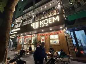 KOEM。NƠI GỬI GẮM NIỀM VUI。GỬI XE。GẠO GÀ。100 CHIẾC。TỪ 4C。BẾN。45 CHỖ。CHO THUÊ。24/7。（日本語訳）。KOEM。喜びを託す場所。駐車。米 鶏肉。100台。4人乗りから。乗り場。45席。レンタル用。24/7