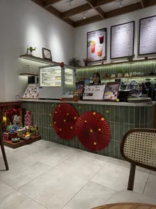 KOEM COFFEE. Trà bưởi hồng. Trà vải nho macchiato. Trà Olong sen kem mặn. CAFÉ ROBUSTA. Cafe muối 50. Nâu creamy 50. Cafe đen 30. Cafe nâu 35. Bạc xỉu 40. CAFÉ Ủ LẠNH. Coldbrew truyền thống 55. Coldbrew mơ 55. Coldbrew dâu tằm 55. Coldbrew chanh vàng 55. CAFÉ ARABICA. Cheesy 50. Espresso 45. Americano 50. Latte 50. Cappuccino 50. MATCHA. Oatmilk matcha latte 60. Matcha latte 55. Matcha macchiato kem mặn 60. Matcha latte xoài 65. Houjicha latte 55. TRÀ HOA QUẢ. Trà bưởi hồng 50. KOEM muội muội 50. Trà olong sen kem mặn 55. Trà quýt hạt chia 55. Trà đào cam sả 50. Trà vải nho macchiato 50. Trà hibiscus cam đào 50. Trà nhài vải 55. TRÀ. Hồng trà 50. Trà olong 50. ĐỒ. Sữa tươi trân châu đường đen 55. Sinh tố. Cốm dừa 50. Đậu xanh 50. Chocolate 55. Nước hoa quả 50. TOPPING. Oatmilk 5. Thạch đào 10. Đào miếng 10. 0965.131.699. 104D Tô Hiến Thành, Hai Bà Trưng, Hà Nội. https://www.facebook.com/cafekoem.official. matcha. Khô gà 35.000VND. Biscotti 20.000VND. Ấm lòng. BIA HÀ NỘI.。（日本語訳）。KOEMコーヒー。ピンクポメロティー。ライチグレープマキアートティー。塩クリーム蓮烏龍茶。ロブスタコーヒー。塩コーヒー 50。クリーミーブラウン 50。ブラックコーヒー 30。ブラウンコーヒー 35。バクシウ 40。コールドブリューコーヒー。トラディショナルコールドブリュー 55。アプリコットコールドブリュー 55。マルベリーコールドブリュー 55。イエローレモンコールドブリュー 55。アラビカコーヒー。チージー 50。エスプレッソ 45。アメリカーノ 50。ラテ 50。カプチーノ 50。抹茶。オーツミルク抹茶ラテ 60。抹茶ラテ 55。塩クリーム抹茶マキアート 60。マンゴー抹茶ラテ 65。ほうじ茶ラテ 55。フルーツティー。ピンクポメロティー 50。KOEMムイムイ 50。塩クリーム蓮烏龍茶 55。みかんチアシードティー 55。ピーチ・オレンジ・レモングラスティー 50。ライチグレープマキアートティー 50。ハイビスカス・オレンジ・ピーチティー 50。ジャスミンライチティー 55。お茶。紅茶 50。烏龍茶 50。その他。黒糖タピオカミルク 55。スムージー。コム・ココナッツ 50。緑豆 50。チョコレート 55。フルーツジュース 50。トッピング。オーツミルク 5。ピーチゼリー 10。ピーチスライス 10。0965.131.699。104D トー・ヒエン・タイン、ハイ・バー・チュン、ハノイ。https://www.facebook.com/cafekoem.official。抹茶。ドライチキン 35.000VND。ビスコッティ 20.000VND。心温まる。ハノイビール。