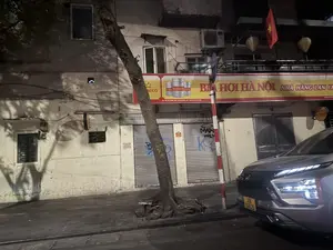 BIA HƠI HÀ NỘI。NHÀ HÀNG LAN CHI。ĐC: SỐ 22 HÀNG TRE, HOÀN KIẾM, HN - TEL: 043 824 1138。（日本語訳）。ハノイ生ビール。ラン・チー・レストラン。住所：ハノイ市ホアンキエム区ハンチェ通り22番地 - 電話：043 824 1138