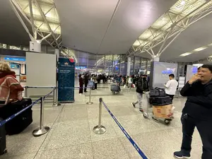 Phòng vé。Vietnam Airlines。HẠNG PHỔ THÔNG。CẢNG HÀNG KHÔNG QUỐC TẾ NỘI BÀI。N.I.A。CẢNG HÀNG KHÔNG QUỐC TẾ。ACV。TIN。（日本語訳）。チケットカウンター。ベトナム航空。エコノミークラス。ノイバイ国際空港。N.I.A。国際空港。ACV。情報