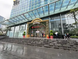 XIN VUI LÒNG KHÔNG NGỒI LÊN THỀM LỐI ĐI。（日本語訳）。通路の段差に座らないでください