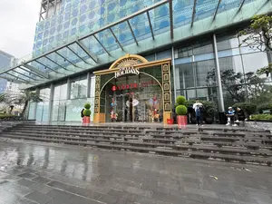 SWEET HOLIDAYS。e LOTTE DEPARTMENT STORE。VUI LÒNG KHÔNG DẪM LÊN CỎ。（日本語訳）。スイートホリデー。e ロッテ百貨店。芝生を踏まないでください