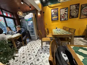 Tủ Lưu Mẫu。LẨU LÒNG BÒ。450.000 VNĐ/NỒI 4 NGƯỜI。269.000 VNĐ/NỒI 2 NGƯỜI。Phở SƯỜN CAY ĐẶC BIỆT。179.000 VNĐ。Phở NAM GẦU。55,000 VNĐ。Phở TÁI BẮP。60.000 VNĐ。（日本語訳）。見本棚。牛ホルモン鍋。450,000ドン/4人前鍋。269,000ドン/2人前鍋。特製スパイシーリブフォー。179,000ドン。牛バラ肉のフォー。55,000ドン。牛すね肉のレアフォー。60,000ドン