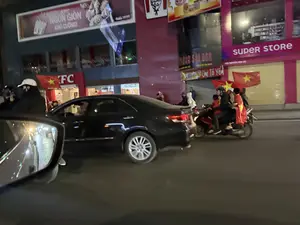 NGON GIÒN KHÓ CƯỠNG。BIA SÀI GÒN。Chè Tổ Yến。（日本語訳）。たまらない美味しさとサクサク感。サイゴンビール。燕の巣のチェー