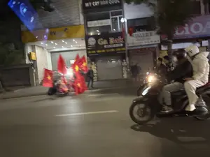 Mỳ Cay Văn Quốc, Gà Bali, LIOA, VALERIE（飲食店「ミーカイ・ヴァンクオック」、「ガ・バリ」、電気製品「LIOA」、店舗「VALERIE」の看板 / ハノイ）