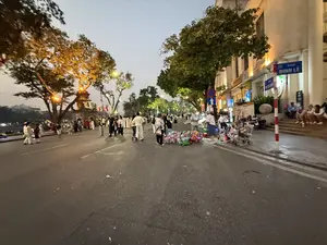 Phố Đinh Tiên Hoàng / Phố Lê Thái Tổ（ディン・ティエン・ホアン通り / レ・タイ・トー通り（ハノイ・ホアンキエム湖畔の道路標識）