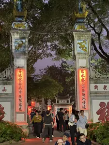 Lâm thủy đăng sơn nhất lộ tiệm nhập giai cảnh. Tầm nguyên phỏng cổ thử trung vô hạn phong quang. Long Môn. Sơn. Tư Trạng. Phúc.。（日本語訳）。水に臨み山に登り、一つの道は次第に佳境に入る。源を尋ね古きを訪ねれば、此の中には無限の風光がある。龍門。山。トゥ・チャン。福。