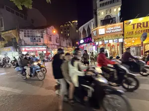 Ngã tư Hàng Buồm - Lương Ngọc Quyến（ハンブオム通りとルオンゴッククエン通りの交差点 / ハノイ旧市街）