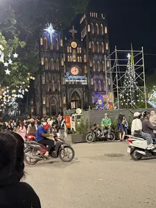 NĂM THÁNH 2025 HIỆP HÀNH VỚI NGƯỜI TRẺ HƯỚNG TỚI Emmanuel HIỆN DIỆN Ở CÙNG CHÚNG TA 2025。（日本語訳）。2025年聖年 若者と共に歩む エマヌエルに向かって 私たちと共におられる現存 2025