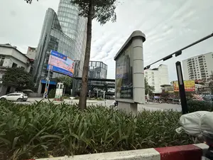 Tòa nhà Vincom Center Nguyễn Chí Thanh và biển quảng cáo Masteri Waterfront (ビンコムセンター・グエンチータンビルとマスター・ウォーターフロントの広告塔 / ハノイ・グエンチータン通り)