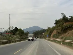 HYUNDAI。34C-268.18。PHÍA TRƯỚC。100m。CÔNG TRƯỜNG。（日本語訳）。ヒュンダイ。34C-268.18。前方。100m。工事現場