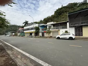 NHÀ HÀNG ĐẶC SẢN。(THẮNG TUYẾT CƠ SỞ 2)。KÍNH CHÀO QUÝ KHÁCH。Giải Khát。NƠI ĐỂ XE。108。（日本語訳）。名物レストラン。（タン・トゥエット2号店）。お客様、いらっしゃいませ。お飲み物。駐車場。108