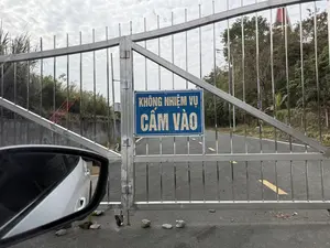 KHÔNG NHIỆM VỤ CẤM VÀO（関係者以外立入禁止の看板）