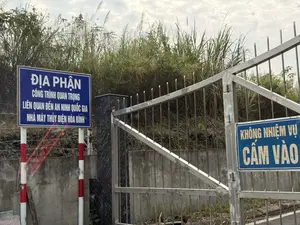 ĐỊA PHẬN。CÔNG TRÌNH QUAN TRỌNG。LIÊN QUAN ĐẾN AN NINH QUỐC GIA。NHÀ MÁY THỦY ĐIỆN HÒA BÌNH。KHÔNG NHIỆM VỤ。CẤM VÀO。（日本語訳）。区域。重要施設。国家安全保障関連。ホアビン水力発電所。任務外。立入禁止