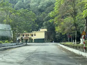 ĐI CHẬM。CẤM LỬA。（日本語訳）。徐行。火気厳禁