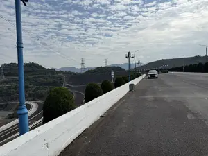 NỘI QUY THAM QUAN。KHU VỰC CÔNG TRÌNH。QUÝ KHÁCH VUI LÒNG。98A-617.02。（日本語訳）。見学規則。工事区域。お客様へのお願い。98A-617.02