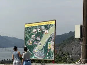 SƠ ĐỒ THAM QUAN CÔNG TRÌNH NHÀ MÁY THỦY ĐIỆN HÒA BÌNH. Nhà truyền thống. Nơi đón tiếp khách Tham quan. Đài Tưởng Niệm. Nhà điều hành sản xuất. Nơi làm thủ tục tham quan. Hầm gian máy Thủy điện Hòa Bình. Bánh xe công tác. Cửa xả lũ. ĐẬP THỦY ĐIỆN HÒA BÌNH. Tượng Đài Bác Hồ.。（日本語訳）。ホアビン水力発電所見学案内図。伝統館。見学者受付。慰霊碑。生産運転管理棟。見学手続き場所。ホアビン水力発電所タービン室トンネル。水車ランナ。放水ゲート。ホアビン水力発電ダム。ホーチミン像。