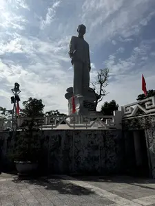 KHÔNG CÓ VIỆC GÌ KHÓ CHỈ SỢ LÒNG KHÔNG BỀN ĐÀO NÚI VÀ LẤP BIỂN QUYẾT CHÍ ẤT LÀM NÊN HỒ CHÍ MINH。（日本語訳）。難しいことは何もない、ただ心が持続しないことを恐れるだけだ。山を掘り海を埋めることも、決意さえあれば必ず成し遂げられる。ホー・チ・ミン