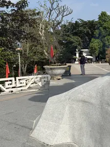 TƯỞNG。HƯƠNG HOA DÂNG BÁC。KEM。（日本語訳）。追悼。ホーおじさんに線香と花を捧げる。アイスクリーム