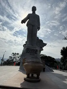 KHÔNG CÓ VIỆC GÌ KHÓ。CHỈ SỢ LÒNG KHÔNG BỀN。ĐÀO NÚI VÀ LẤP BIỂN。QUYẾT CHÍ ẮT LÀM NÊN。HỒ CHÍ MINH。（日本語訳）。難しいことなどない。ただ心がくじけるのを恐れるだけだ。山を掘り、海を埋めることも。決意すれば必ず成し遂げられる。ホー・チ・ミン