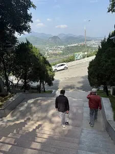 Tượng đài Bác Hồ trên công trình thủy điện Hòa Bình（ホアビン水力発電所のホーチミン像 / ホアビン省）