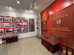 MỘT SỐ HÌNH ẢNH KHẢO SÁT, KHỞI CÔNG CÔNG TRÌNH THỦY ĐIỆN HÒA BÌNH。KHÁNH THÀNH TRẠM TRỘN BÊ TÔNG。LỄ KHỞI CÔNG CÔNG TRÌNH NGẦM。GIỚI THIỆU DỰ ÁN THỦY ĐIỆN SÔNG ĐÀ。CÁC THIẾT BỊ MÁY MÓC VẬN CHUYỂN BẰNG ĐƯỜNG THỦY LÊN CÔNG TRÌNH。KHOAN KHẢO SÁT THĂM DÒ LÒNG SÔNG ĐÀ。TRONG GIỜ GIẢI LAO CỦA ĐOÀN KHẢO SÁT。GIỚI THIỆU VỊ TRÍ CÔNG TRÌNH CHÍNH TRÊN SÔNG。THI CÔNG PHÂN ĐOẠN MAY。NẠO VÉT LÒNG SÔNG。CÔNG TRÌNH THỦY ĐIỆN HÒA BÌNH ĐÃ THỰC HIỆN KHỐI LƯỢNG XÂY LẮP CHỦ YẾU:。* ĐÀO ĐẤT ĐÁ: 20.556.10³M³。* ĐẮP ĐẤT ĐÁ: 26.631.10³M³。* ĐỔ BÊ TÔNG: 1.899.10³M³。* KHOAN PHUN: 205.000 M。* LẮP ĐẶT THIẾT BỊ + KẾT CẤU KIM LOẠI: 46.721 TẤN。CỜ LUÂN LƯU CỦA HỘI ĐỒNG BỘ TRƯỞNG。TẶNG。ĐƠN VỊ DẪN ĐẦU THI ĐUA。NGÀNH XÂY DỰNG。NĂM 1981: TỔNG CÔNG TY XÂY DỰNG THỦY ĐIỆN SÔNG ĐÀ。NĂM 1982: TỔNG CÔNG TY XÂY DỰNG THỦY ĐIỆN SÔNG ĐÀ。NĂM 1983: TỔNG CÔNG TY XÂY DỰNG THỦY ĐIỆN SÔNG ĐÀ。NĂM 1984: TỔNG CÔNG TY XÂY DỰNG THỦY ĐIỆN SÔNG ĐÀ。NĂM 1985: TỔNG CÔNG TY XÂY DỰNG THỦY ĐIỆN SÔNG ĐÀ。TỔNG CÔNG ĐOÀN VIỆT NAM。TẶNG。CÁN BỘ CÔNG NHÂN VIÊN TRÊN CÔNG TRƯỜNG THỦY ĐIỆN HÒA BÌNH。ĐÃ LAO ĐỘNG DŨNG CẢM SÁNG TẠO HOÀN THÀNH THẮNG LỢI NHIỆM VỤ NGĂN SÔNG ĐÀ ĐỢT 2 (THÁNG 1-1986)。CỜ LƯU NIỆM TRUYỀN THỐNG。TỔNG LIÊN ĐOÀN LAO ĐỘNG VIỆT NAM。TLĐ。Tặng。TẬP THỂ LAO ĐỘNG VIỆT NAM VÀ CHUYÊN GIA LIÊN XÔ TRÊN CÔNG TRÌNH XÂY DỰNG NHÀ MÁY THỦY ĐIỆN HÒA BÌNH。ĐÃ LAO ĐỘNG DŨNG CẢM SÁNG TẠO LẮP ĐẶT VÀ ĐƯA TỔ MÁY SỐ 1 VÀO VẬN HÀNH ĐÚNG TIẾN ĐỘ。（日本語訳）。ホアビン水力発電所プロジェクトの調査、起工に関するいくつかの写真。コンクリート混合プラントの落成式。地下工事の起工式。ダー川水力発電プロジェクトの紹介。建設現場へ水路で輸送される機械設備。ダー川の川底を探査するためのボーリング調査。調査団の休憩時間。川における主要工事の位置の紹介。MAY工区の施工。川底の浚渫。ホアビン水力発電所プロジェクトで実施された主要な建設・設置作業量：。* 土砂掘削：20,556 x 10³M³。* 土砂盛土：26,631 x 10³M³。* コンクリート打設：1,899 x 10³M³。* グラウト注入ボーリング：205,000 M。* 設備＋金属構造物の設置：46,721トン。閣僚評議会の持ち回り旗。授与。競争の先頭に立つ組織。建設部門。1981年：ダー川水力発電建設総公社。1982年：ダー川水力発電建設総公社。1983年：ダー川水力発電建設総公社。1984年：ダー川水力発電建設総公社。1985年：ダー川水力発電建設総公社。ベトナム労働総同盟。授与。ホアビン水力発電所建設現場の幹部・従業員へ。ダー川堰き止め第2期任務を勇敢かつ創造的に労働し、見事に完了したことに対して（1986年1月）。伝統記念旗。ベトナム労働総連合。TLĐ（略称）。授与。ホアビン水力発電所建設プロジェクトにおけるベトナム人労働者集団およびソビエト連邦の専門家へ。勇敢かつ創造的に労働し、1号機を設置し、計画通りに運転を開始したことに対して