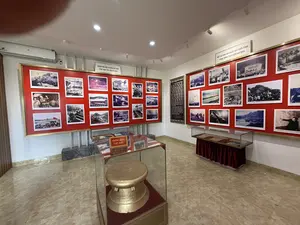 NHỮNG HÌNH ẢNH THI CÔNG XÂY DỰNG CÔNG TRÌNH THỦY ĐIỆN HÒA BÌNH。MỘT SỐ HÌNH ẢNH KHẢO SÁT, KHỞI CÔNG CÔNG TRÌNH THỦY ĐIỆN HÒA BÌNH。TRỐNG ĐỒNG VIỆT NAM。NAY ĐẶT TÊN CÔNG TRƯỜNG XÂY DỰNG THỦY ĐIỆN HÒA BÌNH TRÊN SÔNG ĐÀ LÀ CÔNG TRƯỜNG THANH NIÊN CỘNG SẢN, ĐOÀN THANH NIÊN CỘNG SẢN HỒ CHÍ MINH CẦN THỰC HIỆN TỐT CÁC VIỆC SAU ĐÂY: * ĐỘNG VIÊN THANH NIÊN CẢ NƯỚC TRƯỚC HẾT LÀ CÁC CÁN BỘ KHOA HỌC KỸ THUẬT, NHỮNG CÔNG NHÂN CÓ TAY NGHỀ GIỎI SẴN SÀNG HOÀN THÀNH VÀ HOÀN THÀNH TỐT NHIỆM VỤ ĐƯỢC GIAO NHẰM PHỤC VỤ CHO VIỆC XÂY DỰNG CÔNG TRÌNH THỦY ĐIỆN HÒA BÌNH TRÊN SÔNG ĐÀ, SẴN SÀNG TÌNH NGUYỆN ĐẾN CÔNG TÁC Ở CÔNG TRƯỜNG THANH NIÊN CỘNG SẢN KHI CÓ YÊU CẦU. * ĐỘNG VIÊN THANH NIÊN THAM GIA CẢI TIẾN KỸ THUẬT, CẢI TIẾN QUẢN LÝ, TIẾT KIỆM NGUYÊN VẬT LIỆU ĐẠT NĂNG SUẤT LAO ĐỘNG CAO, CHẤT LƯỢNG TỐT, BẢO ĐẢM THỰC HIỆN VÀ THỰC HIỆN VƯỢT MỨC TIẾN ĐỘ THI CÔNG. Trích quyết định số 227 - CT của Chủ tịch Hội đồng Bộ trưởng (ký ngày 20-8-1982)。HÌNH ẢNH LẮP SÓNG ĐOÀN CUỐI。LẮP RÁP RÔ TO ỐNG RÓT。THI CÔNG VAN VÀ LƯỚI。CẢNH THI CÔNG TRÊN CÔNG TRƯỜNG BAN ĐÊM。THI CÔNG PHẦN GIAN MÁY。ĐÊ QUAI SÔNG ĐÀ。NIỀM VUI TRONG NGÀY NGĂN SÔNG ĐÀ ĐỢT 2。NGĂN SÔNG ĐÀ LẦN CUỐI。BỐC DỠ THIẾT BỊ TẠI CẢNG HẢI PHÒNG。CẢNH THI CÔNG TRÊN CÔNG TRƯỜNG。THI CÔNG CỌC NHỒI。LẮP ĐẶT ĐƯỜNG ỐNG。THI CÔNG CỬA LẤY NƯỚC。DÒNG ĐIỆN ĐẦU TIÊN。MÍT TINH ĐÓN MỪNG DÒNG ĐIỆN ĐẦU TIÊN。LỄ KHỞI CÔNG CÔNG TRÌNH NGẦM。ĐOÀN CHUYÊN GIA LIÊN XÔ ĐẾN THĂM CÔNG TRƯỜNG。KHOAN KHẢO SÁT THĂM DÒ LÒNG SÔNG ĐÀ。GIỚI THIỆU DỰ ÁN THỦY ĐIỆN。TRONG GIỜ GIẢI LAO CỦA ĐOÀN KHẢO SÁT。ĐƯỜNG DÂY ĐIỆN 500KV。NẠO VÉT LÒNG SÔNG。GIỚI THIỆU DỰ ÁN XÂY DỰNG CÔNG TRÌNH。（日本語訳）。ホアビン水力発電所建設工事の写真。ホアビン水力発電所の調査・着工に関するいくつかの写真。ベトナムの銅鼓。今、ダー川のホアビン水力発電所建設現場を共産青年現場と名付け、ホーチミン共産青年団は以下のことを良く実行する必要がある： * 全国の青年、とりわけ科学技術幹部、熟練労働者を動員し、ダー川のホアビン水力発電所建設に奉仕するために与えられた任務を完遂し、また良く完遂する準備を整え、要請があれば共産青年現場での作業に志願する準備を整えること。* 青年を動員し、技術改善、管理改善、原材料の節約に参加させ、高い労働生産性、良い品質を達成し、施工進捗の達成と超過達成を保証すること。閣僚評議会議長決定第227-CT号より抜粋（1982年8月20日署名）。最終セグメントの波形設置写真。ドラフトチューブローターの組み立て。バルブとスクリーンの施工。夜間の現場での施工風景。発電機室部分の施工。ダー川の仮堰。第2次ダー川堰き止め日の喜び。ダー川の最終堰き止め。ハイフォン港での設備荷役。現場での施工風景。場所打ち杭の施工。パイプラインの設置。取水口の施工。最初の電流。最初の電流を祝う集会。地下工事の着工式。ソビエト専門家団の現場訪問。ダー川の川底探査ボーリング調査。水力発電プロジェクトの紹介。調査団の休憩時間。500KV送電線。川底の浚渫。建設プロジェクトの紹介