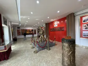 THỦY ĐIỆN HÒA BÌNH。CÔNG TRÌNH HỮU NGHỊ VIỆT ... XÔ。PHÙ ĐIÊU。"VÌ DÒNG ĐIỆN CỦA TỔ QUỐC"。（日本語訳）。ホアビン水力発電所。ベトナム…ソビエト友好の工事。浮き彫り。「祖国の電力のために」