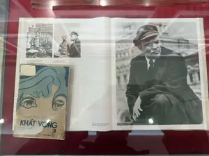 Tác phẩm "Khát vọng" của nhạc sĩ Văn Cao（作曲家ヴァン・カオの作品『渇望』の展示）