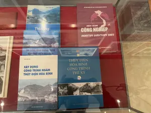 PHAN ĐÌNH ĐẠI。Thi công。PHAN ĐÌNH ĐẠI。THI CÔNG MÀN CHỐNG THẤM ĐẬP THUỶ ĐIỆN HOÀ BÌNH。PHAN ĐÌNH ĐẠI。XÂY DỰNG CÔNG TRÌNH NGẦM THỦY ĐIỆN HÒA BÌNH。NHÀ XUẤT BẢN XÂY DỰNG。BỘ CÔNG NGHIỆP VIỆT NAM。HÀ NỘI。NIÊN GIÁM CÔNG NGHIỆP。BỘ CÔNG NGHIỆP, NXB THỐNG KÊ。THỦY ĐIỆN HÒA BÌNH CÔNG TRÌNH THẾ KỶ。HÒA BÌNH。NHÀ XUẤT BẢN LAO ĐỘNG。（日本語訳）。ファン・ディン・ダイ。施工。ファン・ディン・ダイ。ホアビン水力発電ダム遮水壁の施工。ファン・ディン・ダイ。ホアビン水力発電の地下工事の建設。建設出版社。ベトナム工業省。ハノイ。工業年鑑。工業省、統計出版社。ホアビン水力発電 世紀の工事。ホアビン。労働出版社
