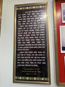 “... NAY ĐẶT TÊN CÔNG TRƯỜNG XÂY DỰNG THỦY ĐIỆN HÒA BÌNH TRÊN SÔNG ĐÀ LÀ CÔNG TRƯỜNG THANH NIÊN CỘNG SẢN, ĐOÀN THANH NIÊN CỘNG SẢN HỒ CHÍ MINH CẦN THỰC HIỆN TỐT CÁC VIỆC SAU ĐÂY。* ĐỘNG VIÊN THANH NIÊN CẢ NƯỚC TRƯỚC HẾT LÀ CÁC CÁN BỘ KHOA HỌC KỸ THUẬT, NHỮNG CÔNG NHÂN CÓ TAY NGHỀ GIỎI SẴN SÀNG HOÀN THÀNH VÀ HOÀN THÀNH TỐT NHIỆM VỤ ĐƯỢC GIAO NHẰM PHỤC VỤ CHO VIỆC XÂY DỰNG CÔNG TRÌNH THỦY ĐIỆN HÒA BÌNH TRÊN SÔNG ĐÀ, SẴN SÀNG TÌNH NGUYỆN ĐẾN CÔNG TÁC Ở CÔNG TRƯỜNG THANH NIÊN CỘNG SẢN KHI CÓ YÊU CẦU.。* ĐỘNG VIÊN THANH NIÊN THAM GIA CẢI TIẾN KỸ THUẬT, CẢI TIẾN QUẢN LÝ, TIẾT KIỆM NGUYÊN VẬT LIỆU ĐẠT NĂNG SUẤT LAO ĐỘNG CAO, CHẤT LƯỢNG TỐT, BẢO ĐẢM THỰC HIỆN VÀ THỰC HIỆN VƯỢT MỨC TIẾN ĐỘ THI CÔNG.。Trích: quyết định số 322 - CT。của Chủ Tịch Hội Đồng Bộ Trưởng。Ngày 10 - 12 - 1982。（日本語訳）。「…本日、ダー川のホアビン水力発電所建設現場を共産青年建設現場と命名し、ホーチミン共産青年団は以下の事項を良好に実行する必要がある。* 全国の青年、とりわけ科学技術幹部、熟練労働者が、ダー川のホアビン水力発電所建設事業に奉仕するため、割り当てられた任務を遂行し、良好に完了する準備を整え、要請があった際には共産青年建設現場での勤務に志願するよう奨励すること。* 青年が技術改善、管理改善、原材料の節約に参加し、高い労働生産性、良好な品質を達成し、施工進捗の達成および超過達成を保証するよう奨励すること。抜粋：決定第322-CT号。大臣評議会議長。1982年12月10日」