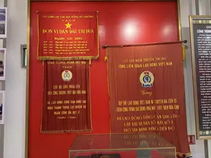Cờ thi đua xây dựng Nhà máy Thủy điện Hòa Bình (Bảo tàng tỉnh Hòa Bình)（ホアビン水力発電所建設の競争旗（ホアビン省博物館）