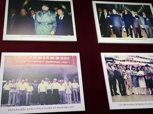 CHỦ TỊCH PHIDENCASTRO THĂM THỦY ĐIỆN HOÀ BÌNH。LÃNH ĐẠO ĐẢNG VÀ NHÀ NƯỚC THĂM NHÀ MÁY。NHIỆT LIỆT CHÀO MỪNG ĐOÀN ĐẠI BIỂU ĐẢNG CỘNG SẢN LIÊN XÔ。ĐOÀN ĐẠI BIỂU ĐẢNG CỘNG SẢN LIÊN XÔ THĂM NHÀ MÁY。CÁC ĐOÀN KHÁCH TRONG VÀ NGOÀI。（日本語訳）。フィデル・カストロ議長、ホアビン水力発電所を訪問。党と国家の指導者が工場を訪問。ソビエト連邦共産党代表団を熱烈に歓迎します。ソビエト連邦共産党代表団が工場を訪問。国内外の来賓団