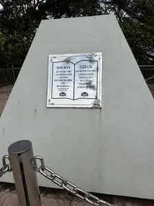 Bia lưu niệm "Thư gửi thế hệ mai sau"（未来の世代への手紙・記念碑 / ホアビン水力発電所）