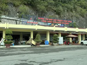 EVNHPC HOABINH。TRUNG TÂM ĐÓN TIẾP KHÁCH THAM QUAN。CÔNG TRÌNH THỦY ĐIỆN HÒA BÌNH。TRUNG TÂM DỊCH VỤ。CÔNG TY THỦY ĐIỆN HÒA BÌNH。ĐT: 02183.854.290。Nhà hàng Thủy Điện Hòa Bình。ĐẶC SẢN。Gà Đồi。Cá Sông Đà...。BÌNH DÂN。NHẬN ĐẶT THEO YÊU CẦU。CÔNG TY THỦY ĐIỆN HÒA BÌNH - PHƯỜNG TÂN THỊNH - TP. HÒA BÌNH。Đt: 0983 874 739 - 0985 661 453。（日本語訳）。EVNHPCホアビン。見学客歓迎センター。ホアビン水力発電所。サービスセンター。ホアビン水力発電会社。電話: 02183.854.290。ホアビン水力発電レストラン。特産品。地鶏。ダー川の魚...。大衆向け。ご要望に応じた予約を承ります。ホアビン水力発電会社 - ホアビン市タンティン坊。電話: 0983 874 739 - 0985 661 453