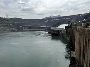 EVN THỦY ĐIỆN HÒA BÌNH。（日本語訳）。EVNホアビン水力発電