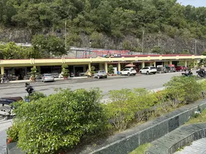 TRUNG TÂM ĐÓN TIẾP KHÁCH THAM QUAN CÔNG TRÌNH THỦY ĐIỆN HÒA BÌNH。EVN HPC HÒA BÌNH。（日本語訳）。ホアビン水力発電所見学者歓迎センター。EVN ホアビン水力発電会社