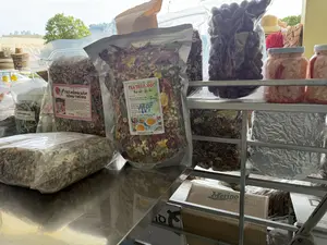 CÁ DẦU SÔNG ĐÀ。Thảo Mộc Nhà An。TRÀ HỒNG SÂM ĐÔNG TRÙNG。Thành phần: Trà thảo mộc, đông trùng, táo đỏ, hoa nhài, cỏ ngọt, lá thơm。Công dụng: Giải độc gan, điều hòa tim mạch, huyết áp, giảm mỡ máu, an thần, tốt cho người tiểu đường, béo phì, người suy nhược cơ thể, người uống nhiều bia rượu.。Cách sử dụng: Pha 20-30g trà với 1 lít nước sôi. Khoảng 2-3 phút sau có thể dùng. Ngon hơn khi uống lạnh.。Địa chỉ: Cửa hàng Trang Anh - Ki ốt số 1 - Công ty Thủy điện Hòa Bình.。KLT: 01kg。Giao hàng toàn quốc。ĐT: 0965.470.248。TRÀ THẢO MỘC。Thanh nhiệt - Giải độc。Thành Phần: Dây sơn mật, hoa nhài, cỏ ngọt, táo đỏ đông trùng hạ thảo, kì tử, hoa cúc, hoa hồng..。Công Dụng: bổ phế, hỗ trợ ngủ ngon, giải độc nhuận tràng, mát gan, giảm mỡ gan, mỡ máu, ổn định huyết áp。Cách Dùng: hãm nước uống hằng ngày。Bảo Quản: nơi khô ráo, tránh ánh nắng trực tiếp。0965470248。NƯỚC UỐNG。thể tích。24 chai。（日本語訳）。ダー川の油魚。アン家のハーブ。紅参冬虫茶。原材料：ハーブティー、冬虫、赤ナツメ、ジャスミンの花、ステビア、香葉。効能：肝臓の解毒、心血管・血圧の調整、血中脂肪の減少、精神安定。糖尿病、肥満、体が衰弱している方、ビールやアルコールを多く飲む方に良い。使用方法：20〜30gのお茶を1リットルの熱湯で淹れます。約2〜3分後にお召し上がりいただけます。冷やして飲むとより美味しくなります。住所：チャンアン店 - 1番キオスク - ホアビン水力発電会社。正味重量：01kg。全国配送。電話：0965.470.248。ハーブティー。解熱 - 解毒。原材料：ソンマットの蔓、ジャスミンの花、ステビア、赤ナツメ、冬虫夏草、クコの実、菊の花、バラの花など。効能：肺を補う、安眠をサポート、解毒・便通促進、肝臓を冷ます、脂肪肝・血中脂肪の減少、血圧の安定化。使用方法：毎日お湯を注いで飲む。保管方法：乾燥した場所に保管し、直射日光を避けてください。0965470248。飲料水。内容量。24本